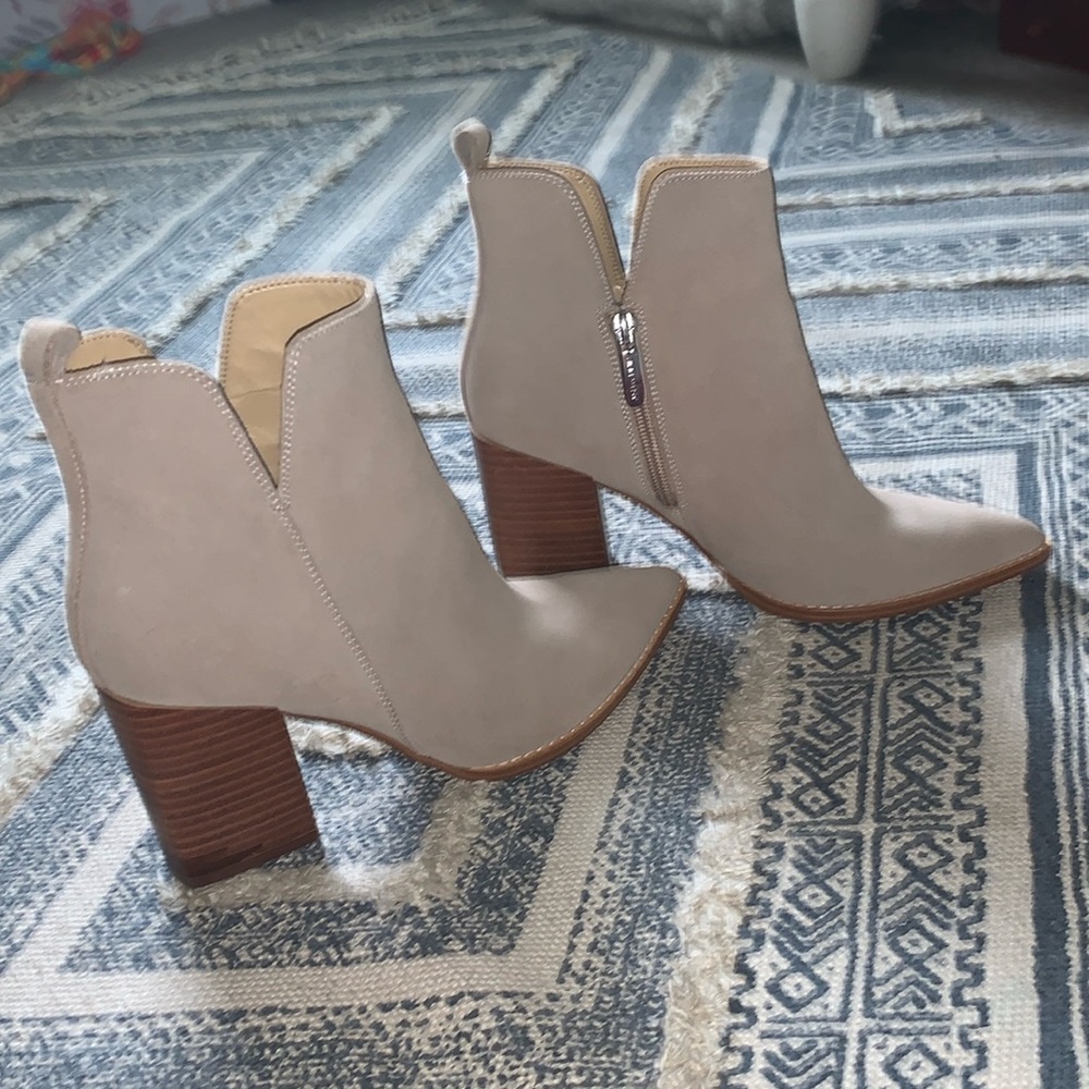BEAUTIFUL SAND COLOR NINE WEST HEELS